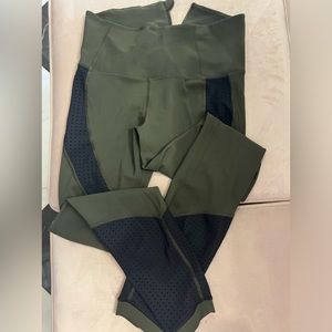 Lululemon limited zipper back legging!!💚💚      New w/o tags